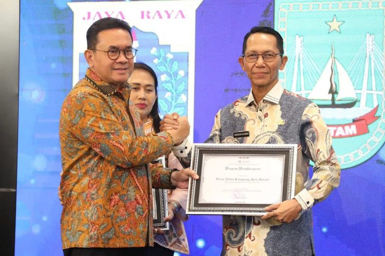 Batam Raih Penghargaan Perlindungan Konsumen 2025, Mendag Budi Santoso Serahkan langsung kepada Wali Kota Amsakar