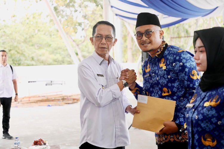 Serahkan SK 593 PPPK, Amsakar Minta Tingkatkan Disiplin dan Pelayanan Publik