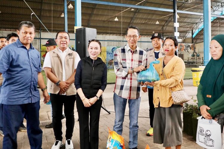 Amsakar-Li Claudia Salurkan 52.500 Paket Sembako Bersubsidi, Kendalikan Inflasi jelang Nataru