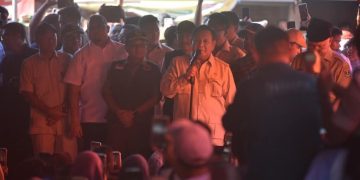 Prabowo Kunjungi Korban Banjir dan Longsor di Padang Pariaman: Kalian Suka Tidak Kalau Saya Sikat Maling-malingnya?