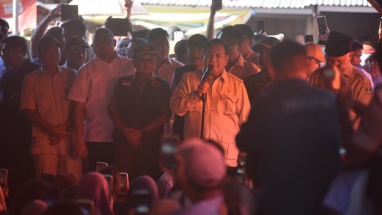 Prabowo Kunjungi Korban Banjir dan Longsor di Padang Pariaman: Kalian Suka Tidak Kalau Saya Sikat Maling-malingnya?