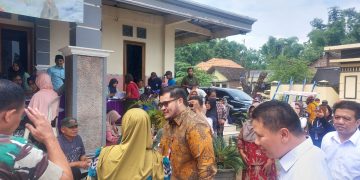 Bupati Kediri Hanindhito Serahkan Ribuan Sertifikat PTSL kepada Warga Desa Tiron