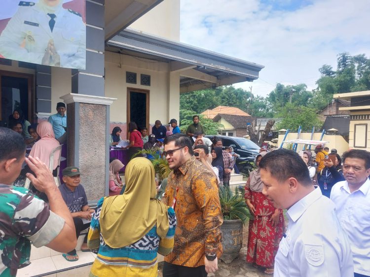 Bupati Kediri Hanindhito Serahkan Ribuan Sertifikat PTSL kepada Warga Desa Tiron