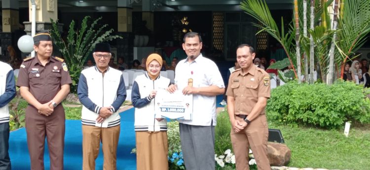 BLT DBHCHT Berhasil Disalurkan ke 4.674 Buruh Rokok dan Ribuan Warga Rentan di Kota Kediri