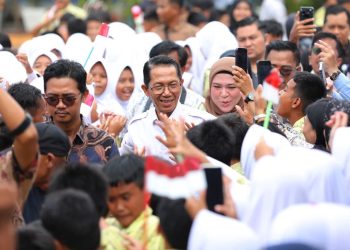 Serahkan KIA di SDN 006, Amsakar-Li Claudia Pastikan Anak Batam Terdata dan Terlindungi