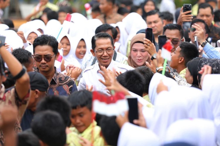 Serahkan KIA di SDN 006, Amsakar-Li Claudia Pastikan Anak Batam Terdata dan Terlindungi