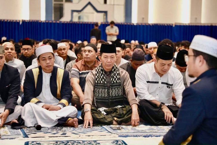 Amsakar Tarawih Perdana di Masjid Agung Raja Hamidah