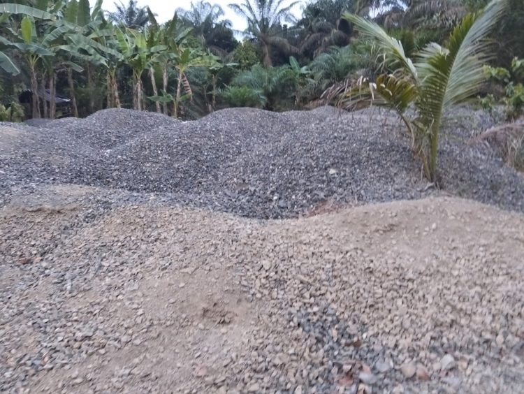Material Lama Terparkir dan Perkerjaan Tidak Kunjung Tuntas, Proyek Jalan Air Hitam Diduga Bermasalah