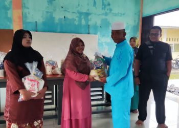 SMKN 1 Moro Gelar Kegiatan Berbagi Sembako ke Warga Sekitar Sekolah