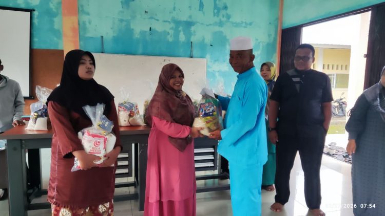 SMKN 1 Moro Gelar Kegiatan Berbagi Sembako ke Warga Sekitar Sekolah