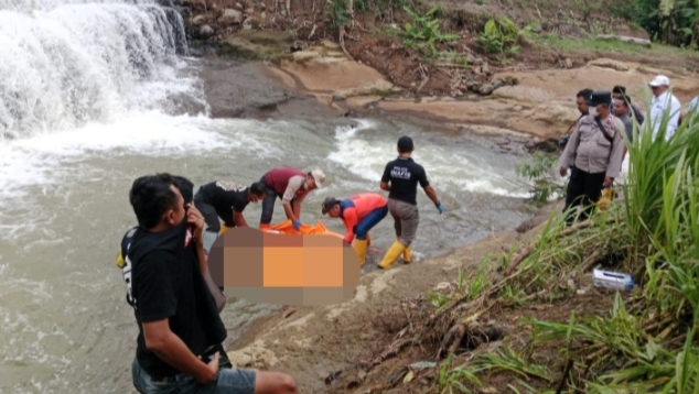 Evakuasi Mayat Tanpa Identitas di Sungai Tambak Ngasem Gembong, Polisi Imbau Keluarga Korban Melapor