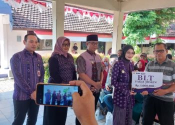 Wali Kota Kediri Vinanda Prameswati Salurkan Bansos untuk 64 Warga Rentan di Kecamatan Pesantren, Lanjut Kunjungi Penyandang Disabilitas Berat